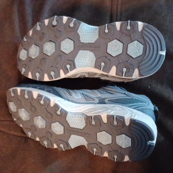 NEW BALANCE, EUC WOMENS SHOES, SIZE 8. GRAY, BLUE, AND WHITE AND BLUE SOLES. - Picture 9 of 9